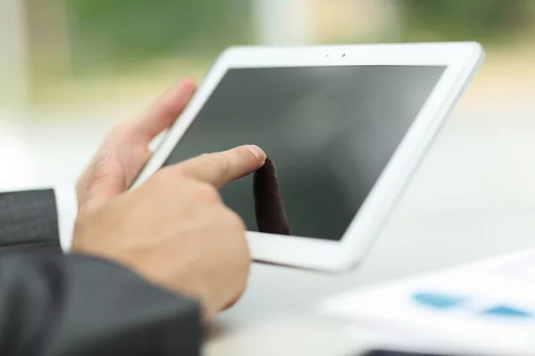 Closeup.successful empresário trabalhando com computador tablet — Fotografia de Stock