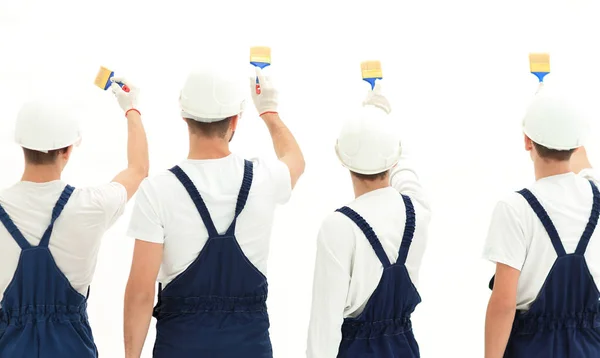 Equipo de trabajadores de la construcción pintar una pared . — Foto de Stock