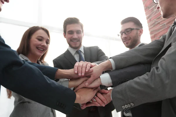 Groep vrienden met handen in stapel, Teamwork — Stockfoto