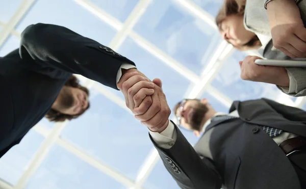 Erfolgreiche Geschäftsleute begrüßen Deal-Konzept per Handschlag — Stockfoto