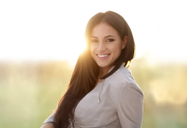 Primo piano. moderna giovane donna seduta sul pavimento . — Foto Stock