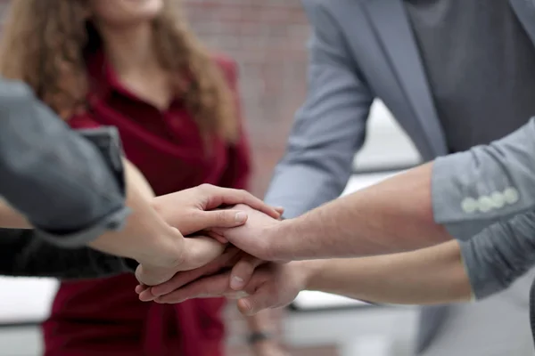 Equipo empresarial closeup.creative mostrando su unidad . —  Fotos de Stock