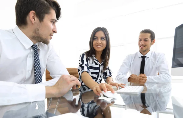 Masa başında oturan iş takım