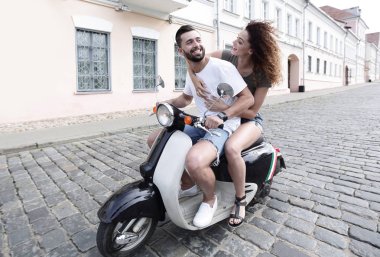 Mutlu çift retro motosiklet sürme tam uzunlukta yan görünüm