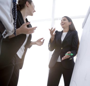 flipchart üzerinde bir marker ile işaret iş kadını