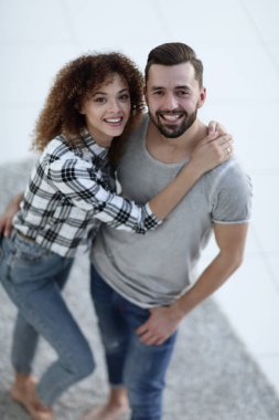 Üstten Görünüm modern genç çift ayakta yeni oturma odasında
