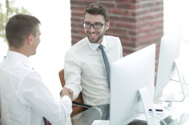 Modern bir ofiste el sıkışma müdürü ve müşterisi