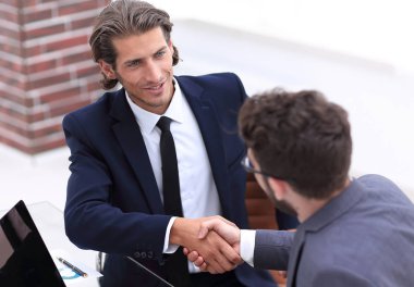 portre. bir ofiste iş el sıkışma.