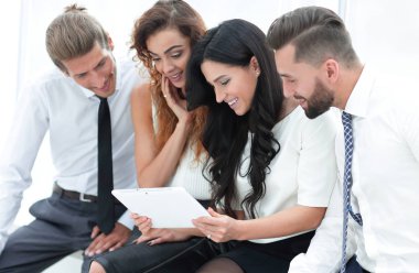 closeup.business takım tablet bilgisayar arıyor.