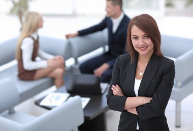 Bulanık arka planda başarılı genç iş kadını