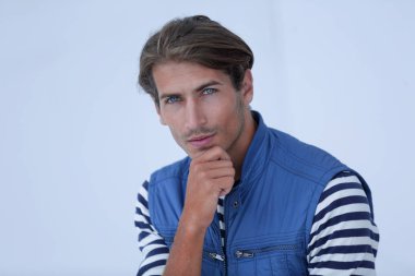 insanlar kavramı - ciddi genç adam