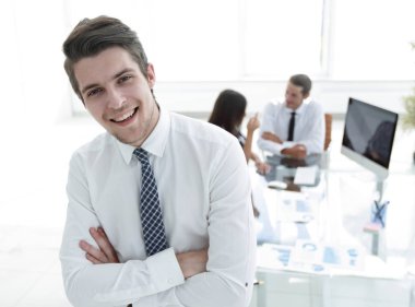 Ofisin arka planında başarılı bir işadamı.