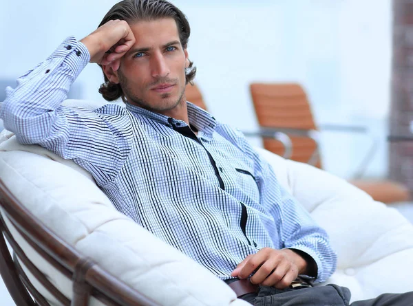 Affärsman som sitter i en stol i lobbyn — Stockfoto