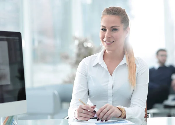 Ritratto di una giovane donna d'affari sul luogo di lavoro — Foto Stock