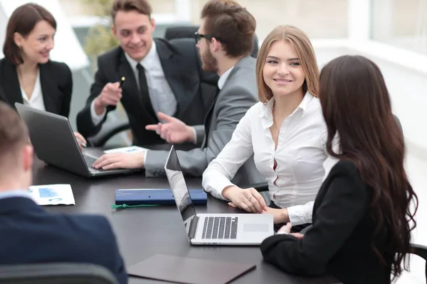 finansal belgeler çalışanı ile tartışırken işadamı