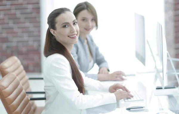 Empregado da empresa que trabalha no seu local de trabalho — Fotografia de Stock