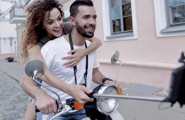 Selfie smartphone üzerinde açık yapma scooter üzerinde mutlu çift — Stok fotoğraf