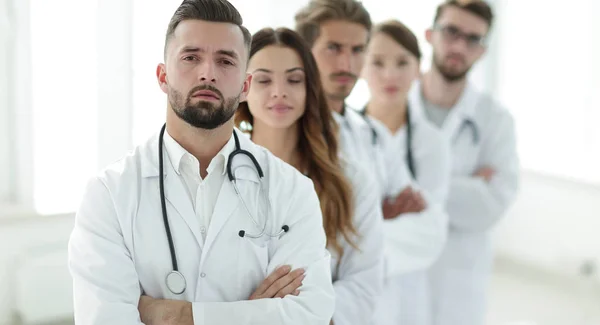 Retrato da equipe médica em pé juntos — Fotografia de Stock