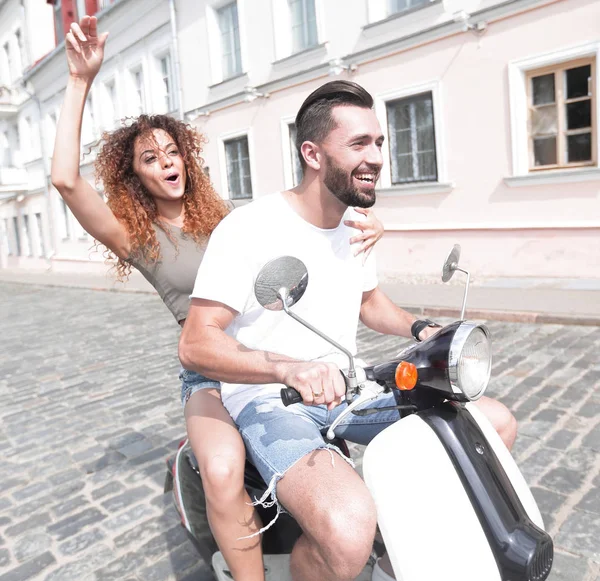 mutlu genç bir çift bir scooter üzerinde eğleniyor