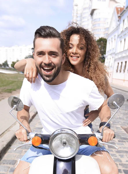 Mutlu çift sürme vintage scooter açık havada.