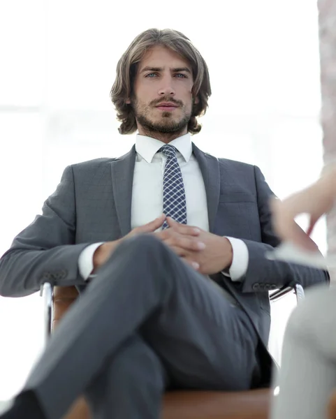 A relaxed conversation of a man and a woman in the office — Stock Photo, Image