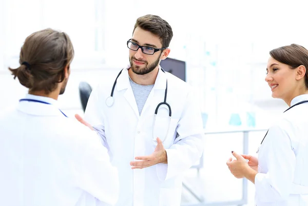 El personal médico discute en una habitación de hospital moderna — Foto de Stock