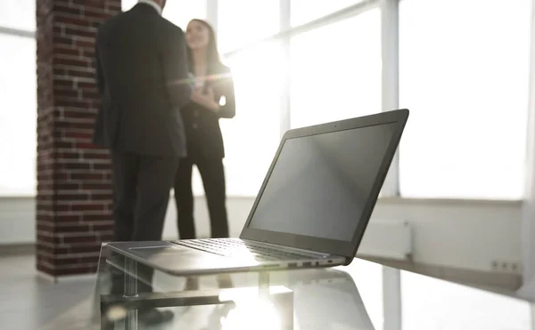 Mesa de espaço de trabalho funciona no escritório com um computador — Fotografia de Stock