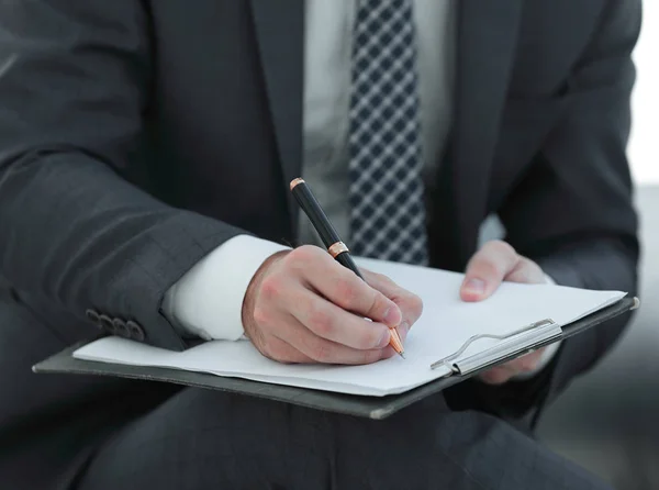 Zakenman tekent een contract. Pen houden in de hand. — Stockfoto