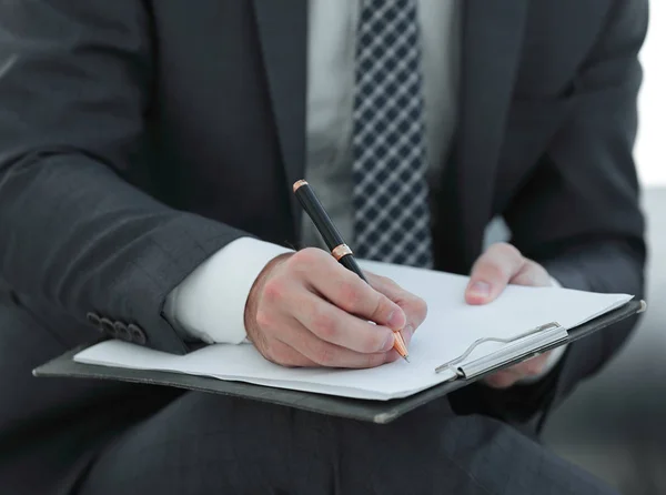 O empresário assina um contrato. Segurando a caneta na mão . — Fotografia de Stock