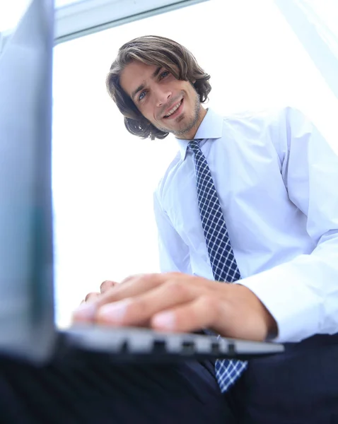 Closeup.a επιτυχημένος υπάλληλος που εργάζεται με έναν φορητό υπολογιστή — Φωτογραφία Αρχείου