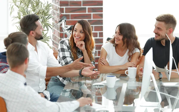 mevcut sorunların tartışılması gülümseyen