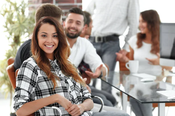 genç iş kadını ve yaratıcı ekibiyle masada oturuyor