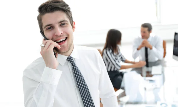 Empresário falando em um telefone celular . — Fotografia de Stock