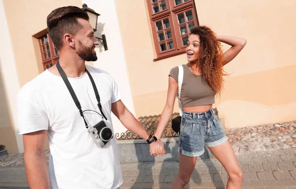 Ein paar Touristen schauen sich an und gehen — Stockfoto