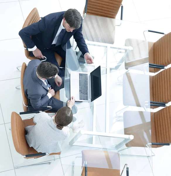 Vista de cima. Equipe de negócios na mesa . — Fotografia de Stock