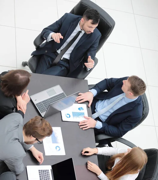 Business team op kantoor financiële kwesties te bespreken — Stockfoto