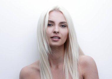 Endişeli, güzel bir sarışının yakın çekimi.