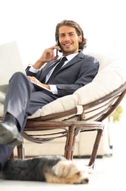 iş konularında evde çözme iş adamı. bulanık resim