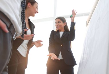 flipchart üzerinde bir marker ile işaret iş kadını