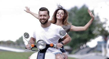 Mutlu çift scooter yaz tatil tatile heyecanlı sürüş