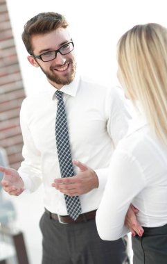 Ofiste konuşmak Yöneticisi ve iş takım.