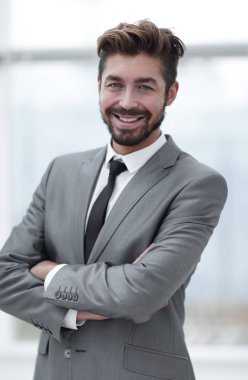 gri takım elbiseli bir genç adam