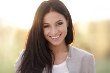 Sevimli genç bir kadın yüzü. yakın çekim