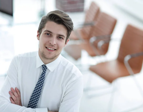 Zeker jonge zakenman op de achtergrond van office — Stockfoto