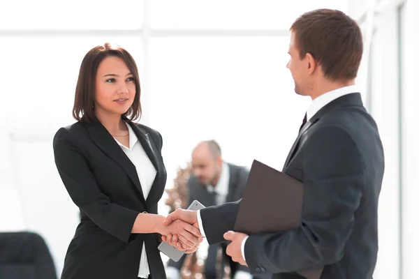 Handshake parceiros de negócios no escritório . — Fotografia de Stock