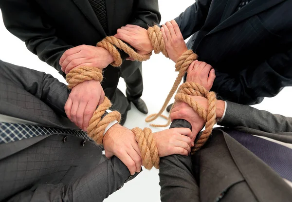 Closeup.unified equipe de negócios, amarrado uma corda forte . — Fotografia de Stock