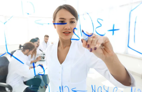 Ver através do Conselho transparente. cientista feminina faz um relatório aos colegas — Fotografia de Stock