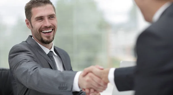 Vértes .handshake, az üzleti partnerek egy íróasztal — Stock Fotó