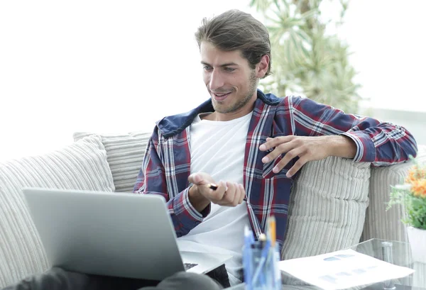 Surpris gars travaillant avec ordinateur portable de la maison. concept de freelance . — Photo