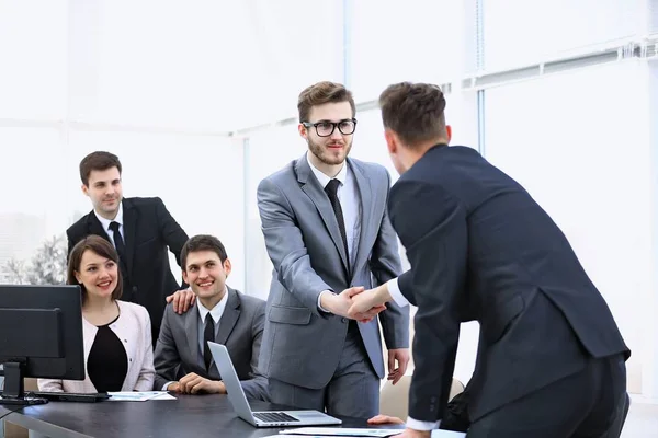 Apretón de manos socios comerciales en una reunión de negocios — Foto de Stock